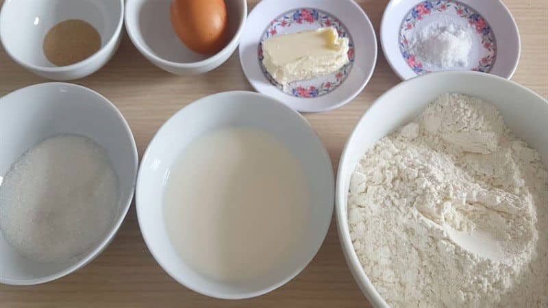 Nguyên liệu cần thiết để làm bánh mì bơ sữa.