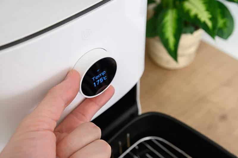 Xoay nút điều khiển để chọn lựa nhiệt độ và thời gian nấu mong muốn.