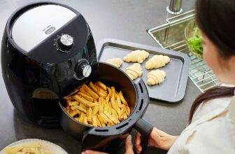 Nồi chiên không dầu là trợ thủ đắc lực của nhiều chị em nội trợ trong chuyện bếp núc.